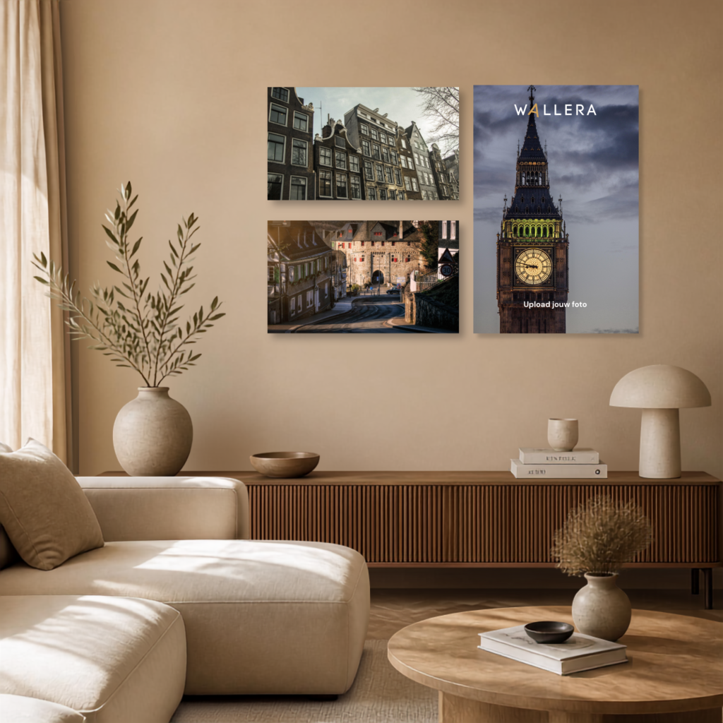 Foto op paneel met meerdere eigen foto's aan de muur in een woonkamer